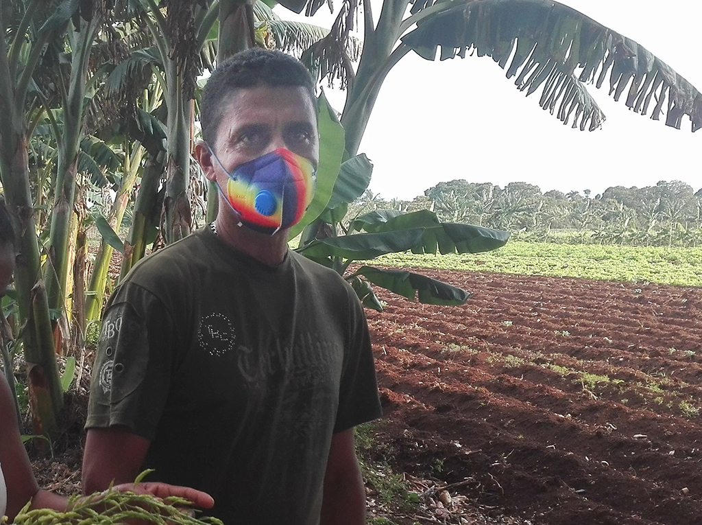 Yovanys Stalin Guzmán Torres un manzanillero enamoraó de la tierra // Foto Marlene Herrera