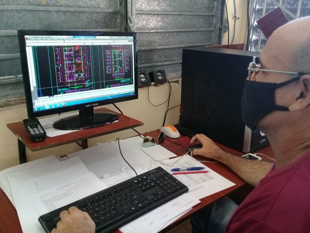 Desde 1996 los arquitectos de la comunidad prestan servicios para dictámenes técnicos a los manzanilleros // Foto Denia Fleitas Rosales