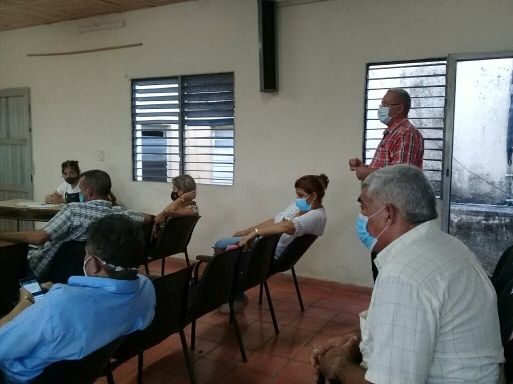 El doctor Carlos Manuel Rodríguez Chávez informa del incremento de capacidades de aislamiento para control de la COVID-19 // Foto Denia Fleitas Rosales
