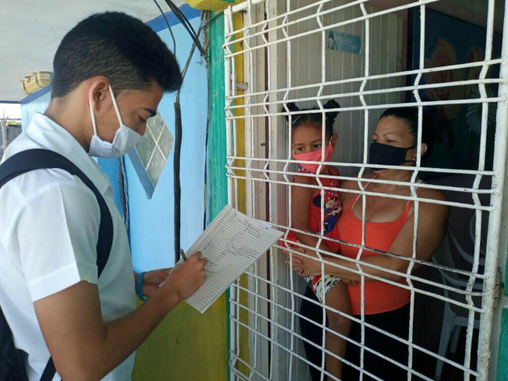 Estudiantes de Universidad de Ciencias Médicas en las pesquisas activas// Foto Cortesía de Fidel Moreno Cubela
