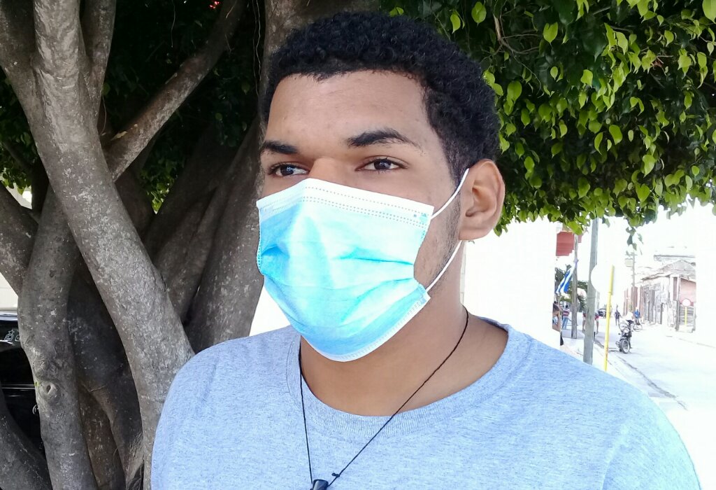Lixandro del Toro Navea es uno de los jóvenes manzanilleros que se encuentran listos para asumir el reto de brindar apoyo en las zonas rojas de los centros de aislamiento //Foto Eliexer Pelaez Pacheco