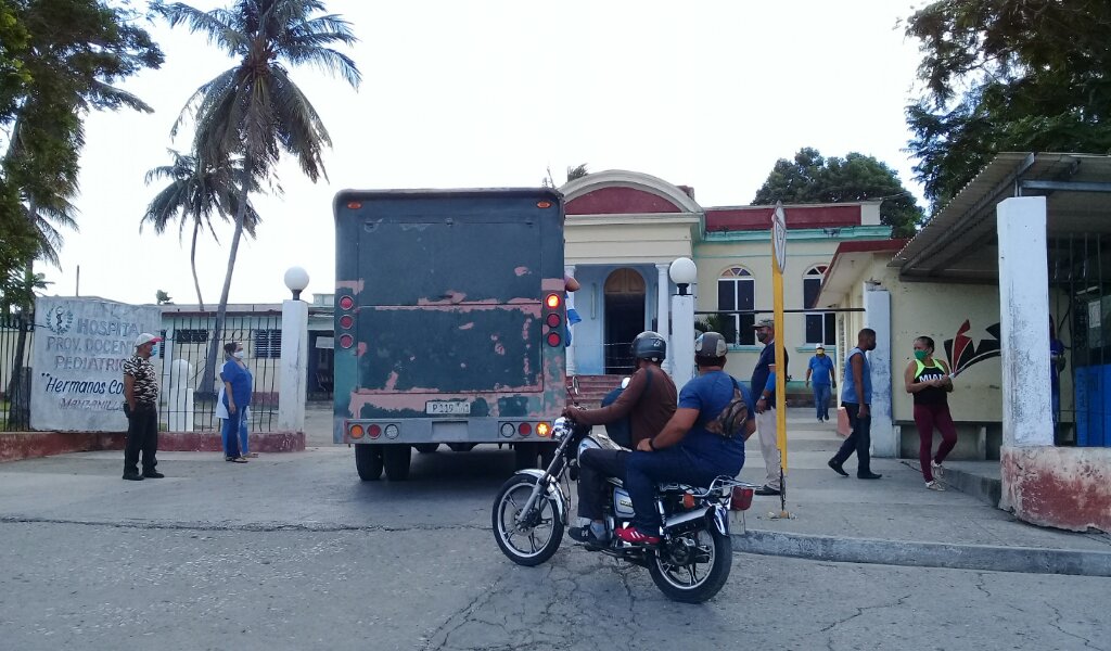 Al hospital infantil manzanillero llegó un donativo de alimentos de los trabajores del mercado La Kaba //Foto Eliexer Pelaez Pacheco