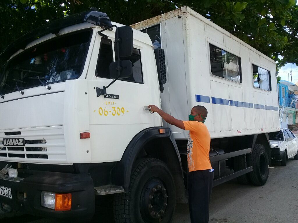 El semiómnibus 309 que Guillermo maneja ya es identificado por los manzanilleros como "el carro COVID-19"