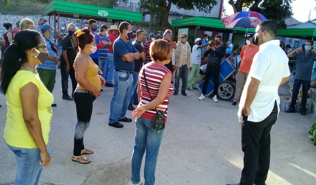 Homenaje al joven doctor en el mercado La Kaba  //Foto Eliexer Pelaez Pacheco