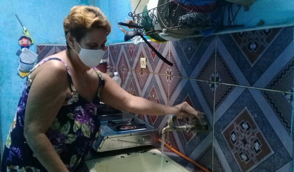 El ahorro del agua es esencial para la familia Sánchez Noguera //Foto Eliexer Pelaez Pacheco