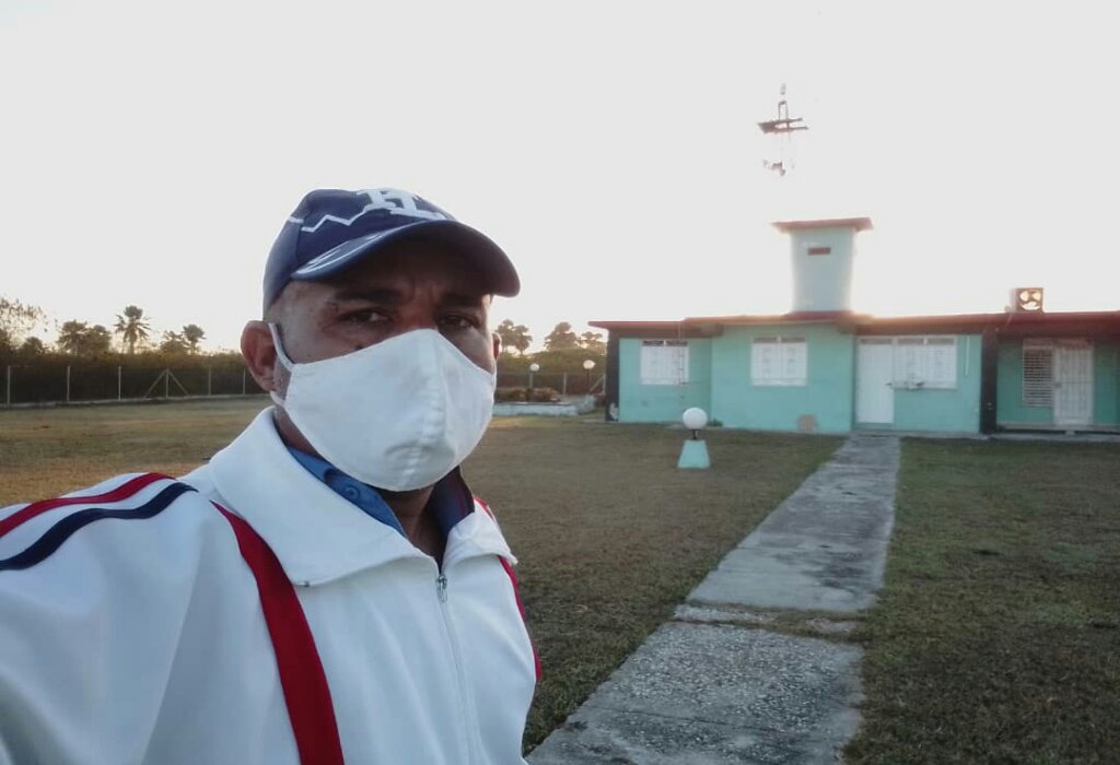 Roberto Chang Lago en la estación meteorológica de Manzanillo //Foto cortesía del entrevistado