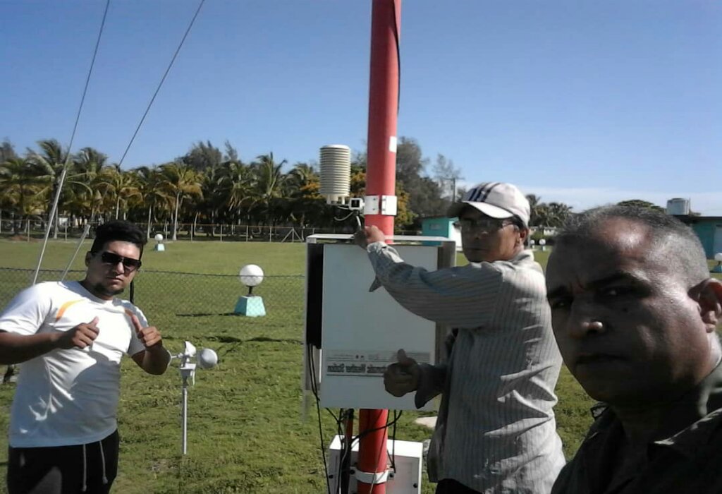 Roberto (primero de derecha a izquierda) junto a especialistas de la estación meteorológica de Manzanillo //Foto cortesía del entrevistado