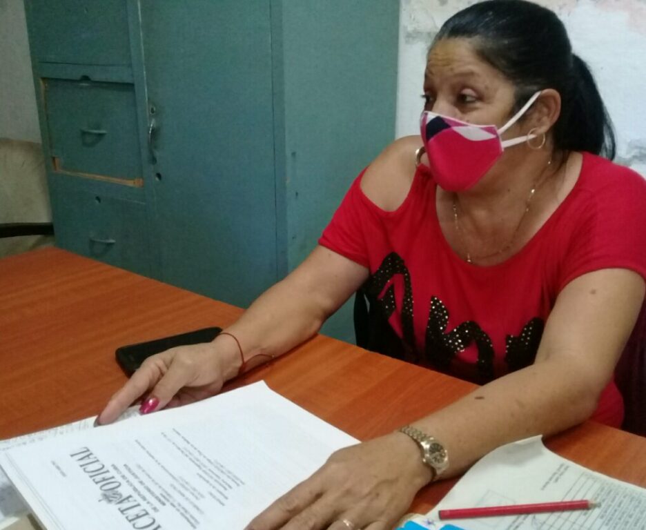 La doctora veterinaria Ana Morales Fonseca, del departamento de Sanidad Animal del municipio de Manzanillo
