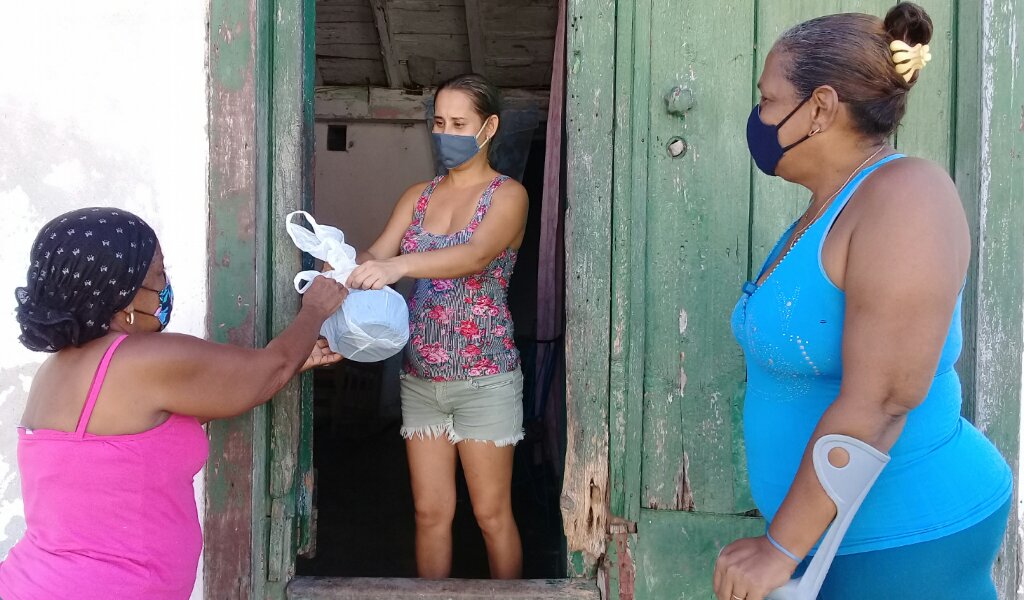 La ayuda a las personas vulnerables es muestra de la solidaridad en estos tiempos de COVID-19 //Foto Eliexer Pelaez Pacheco