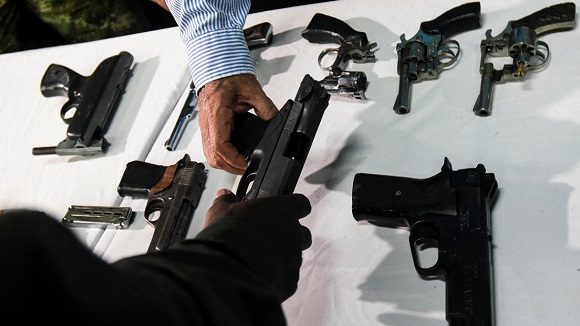 La iniciativa plantea eliminar la figura de portación especial de armas dispuesta bajo el Gobierno de Juan Manuel Santos. Foto: Lluis Robayo / AFP.