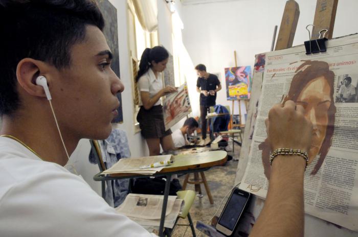 La CIA trabaja fundamentalmente hacia los jóvenes, intentando penetrar los centros culturales, religiosos, estudiantiles o sociales y los grupos informales. Foto: Endrys Correa Vaillant