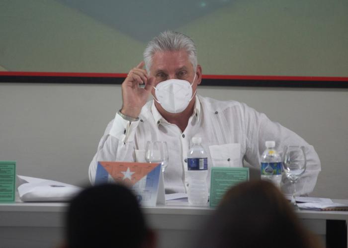 En la política de cuadros, es preciso cuidar que nadie ocupe una responsabilidad sin una trayectoria que demuestre sus capacidades, sin una etapa de tránsito que le haya servido como formación previa, valoró el Presidente cubano. Foto: Joyme Cuan