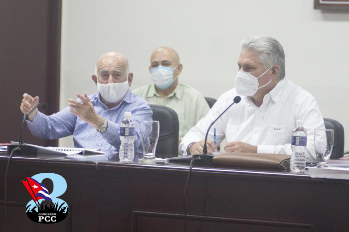 Trabajo en comisiones para analizar y enriquecer los documentos que serán valorados en el Congreso Foto: Joyme Cuan