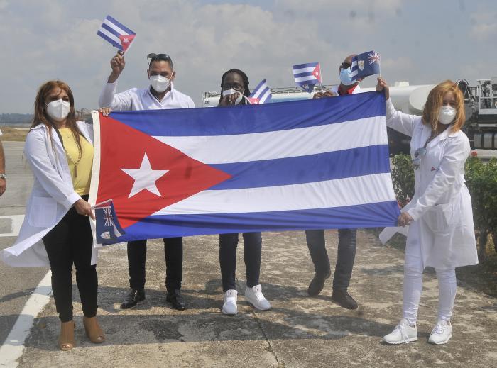  Coautores de una obra completa, regresaron de Anguila cuando ya están en cero, tanto el índice de contagio como la letalidad. Foto: Ismael Batista Ramírez 