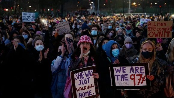 Vigilia en memoria de Sarah Everard. Foto: Getty Images.