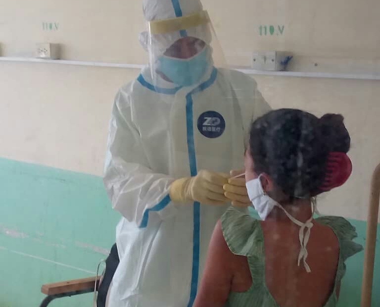 La toma de muestras para PCR se realiza a las pacientes cuantas veces sea preciso // Foto Cortesía del Hospital Ginecobstétrico Fe del Valle Ramos