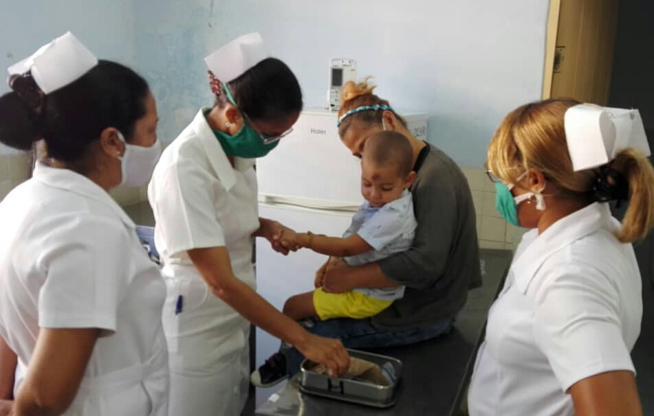 El tratamiento médico que recibe Christian es totalmente gratuito. Entre este equipo y su familia han logrado una gran familiaridad //Foto cortesía de la entrevistada