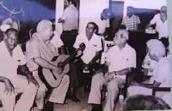Blas en su última visita a Manzanillo, el trovador Carlos Puebla le canta //Foto cortesía del archivo del Museo de las Luchas Obreras
