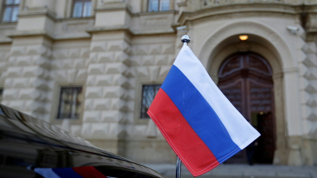 Un banderín con los colores de la bandera tricolor rusa frente al Ministerio de Relaciones Exteriores en Praga, República Checa, el 21 de abril de 2021.David W Cerny / Reuters