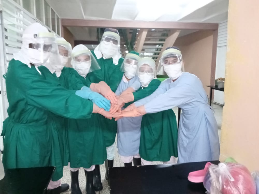 El grupo de jóvenes voluntarios que brindan su apoyo en la zona roja de la facultad de ciencias médicas fue muy unido //Foto cortesía de los entrevistados