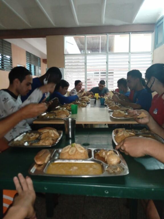 El grupo de los jóvenes valientes que laboró en la zona roja de la facultad de ciencias médicas de Manzanillo //Foto cortesía de los entrevistados