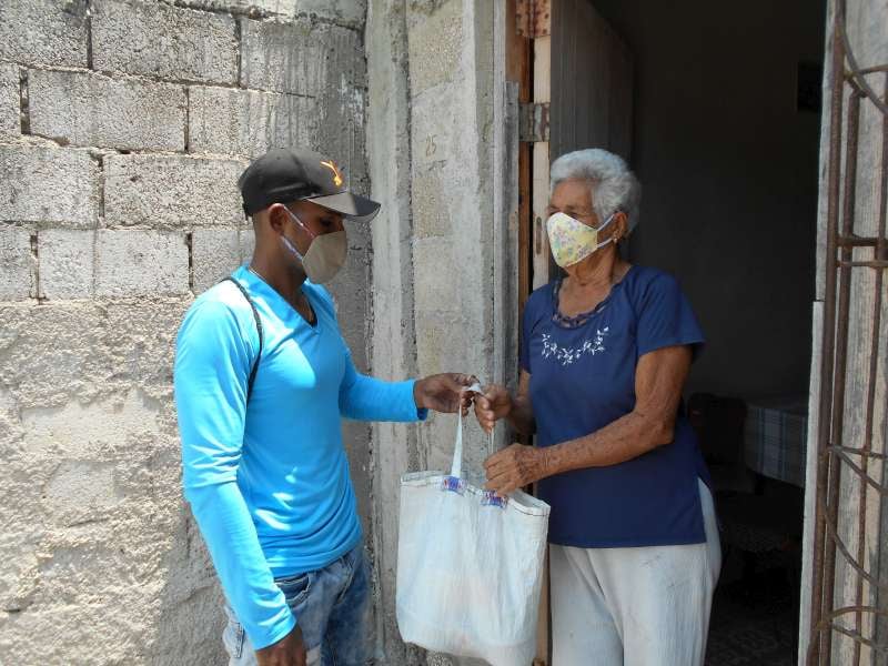 Los trabajadores del Inder se han sumado a los obreros de la gastronomía para garantizar llevarle hasta los hogares cubanos la alimentación de los ancianos y las personas vulnerables del municipio //Foto cortesía de Alexis Sánchez Jerez