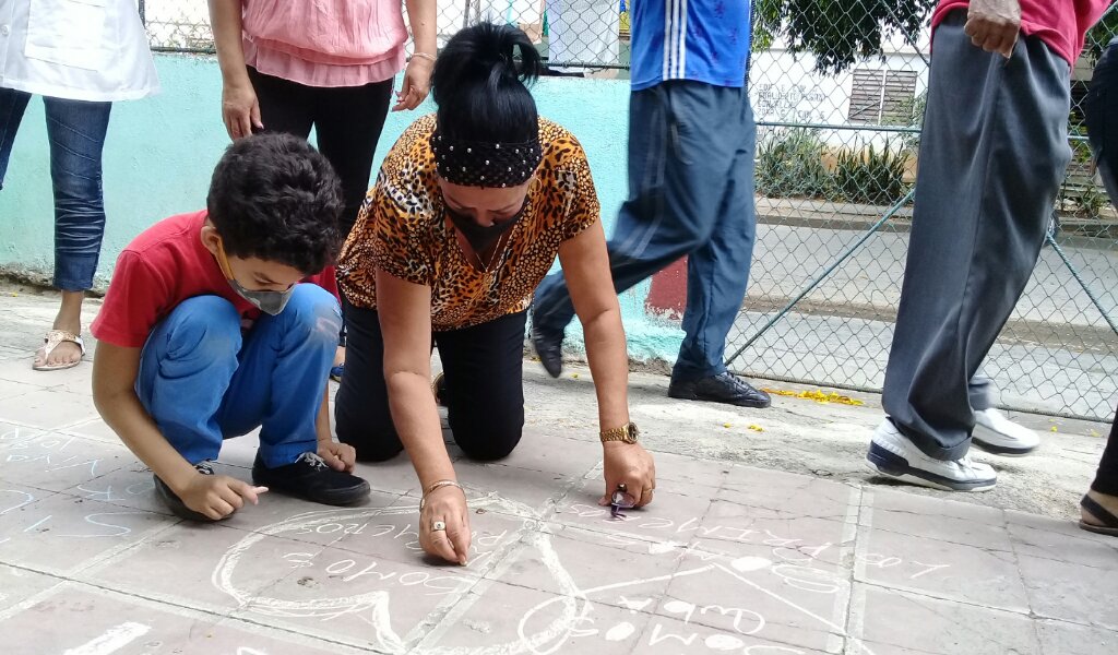 La directora de la casa de niños sin amparo familiar participa en las actividades de la celebración //Foto Eliexer Pelaez Pacheco