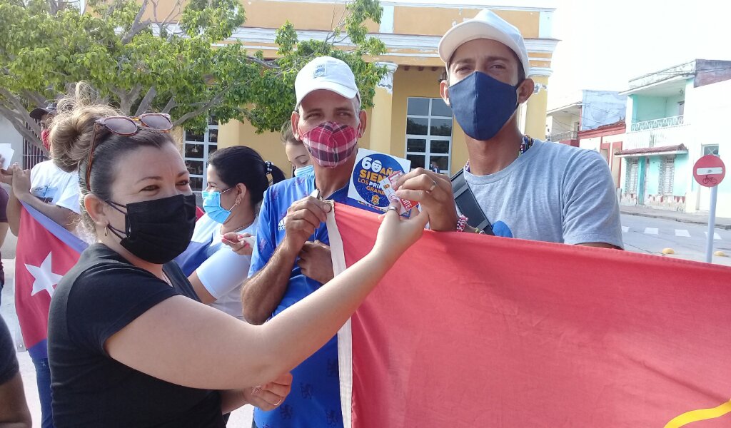 En la actividad se regalaron pegatinas dedicadas a los aniversarios de la UJC y la OPJM //Foto Eliexer Pelaez Pacheco