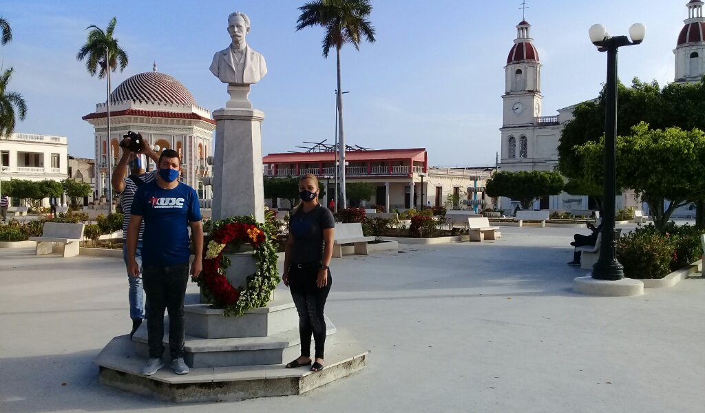 Los máximos representantes de la OPJM y la UJC en Manzanillo impusieron la ofrenda floral al busto del Apóstol //Foto Eliexer Pelaez Pacheco