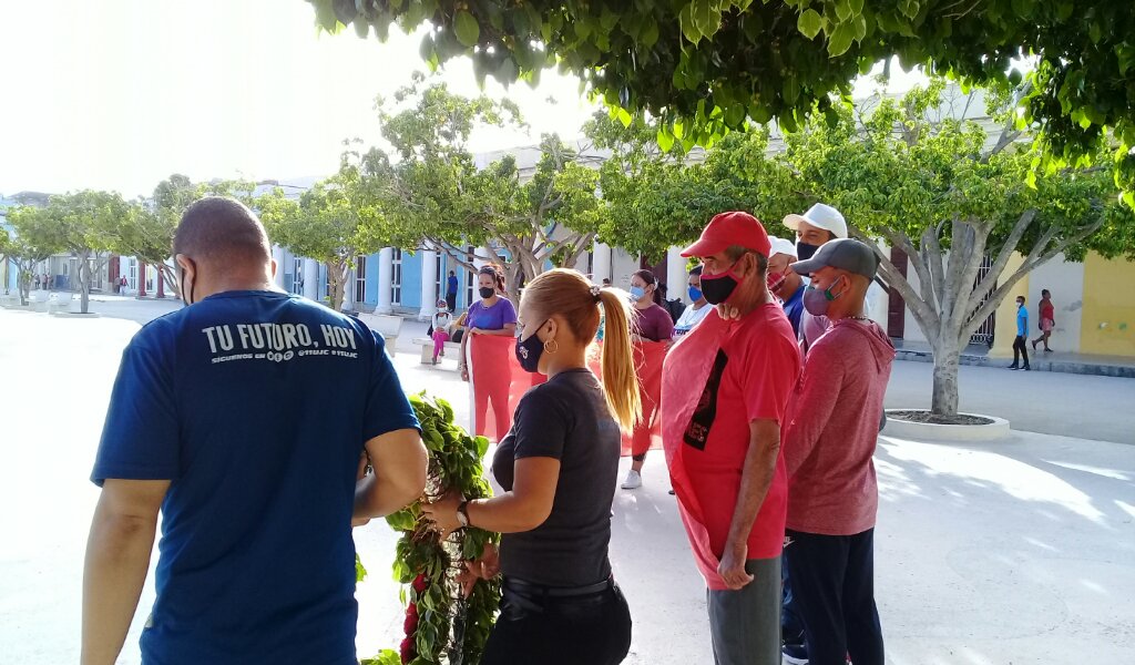 La actividad inició con ua ofrenda floral dedicada a Martí //Foto Eliexer Pelaez Pacheco