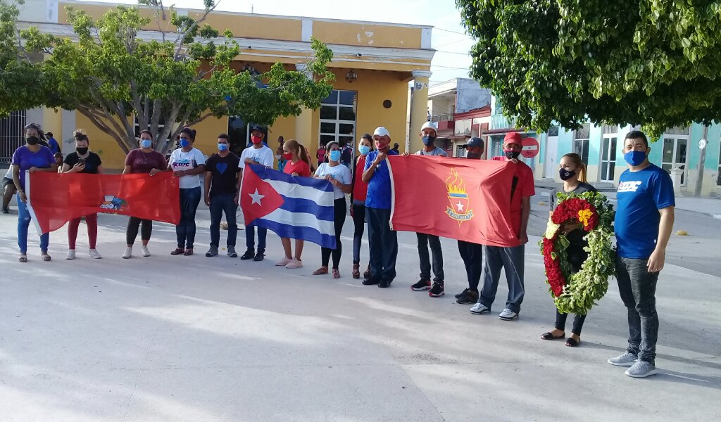 La jornada inició con el homenaje a Martí en el parque Céspedes //Foto Eliexer Pelaez Pacheco