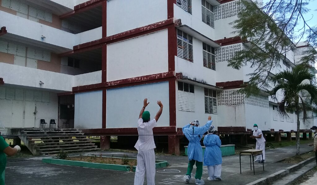 La conga alegró a pacientes y voluntarios del centro //Foto Eliexer Pelaez Pacheco