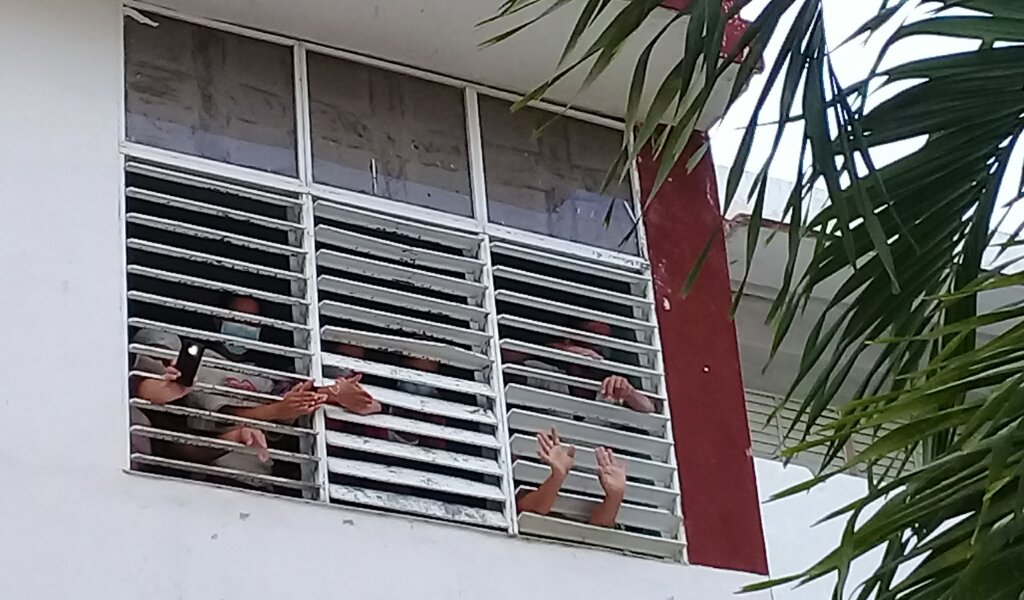 Desde los balcones los pacientes se sumaron a la celebración //Foto Eliexer Pelaez Pacheco