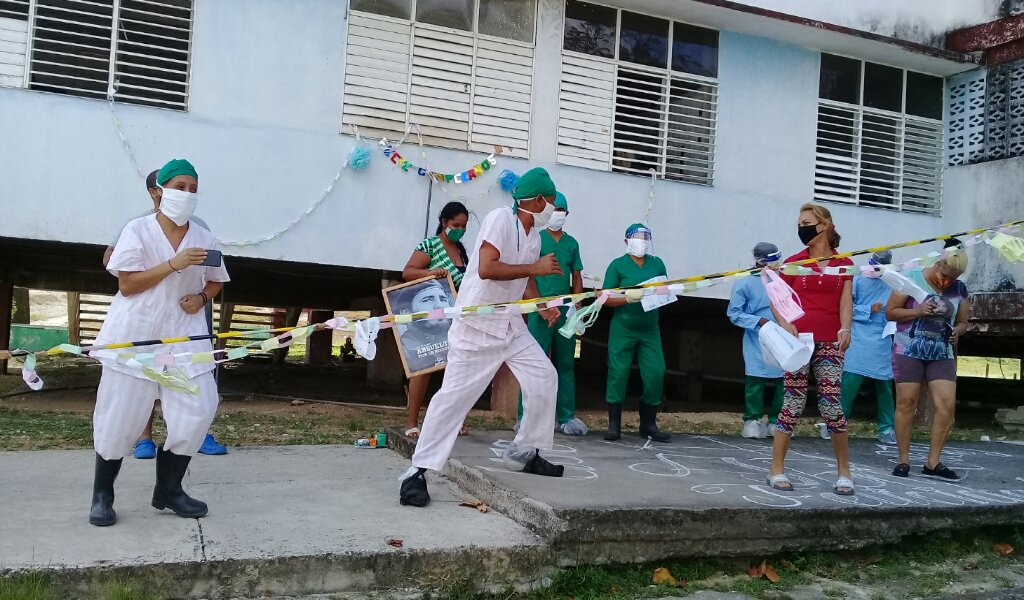 A ritmo de la conga de Fabré Vamos que de esta salimos cerró la actividad //Foto Eliexer Pelaez Pacheco