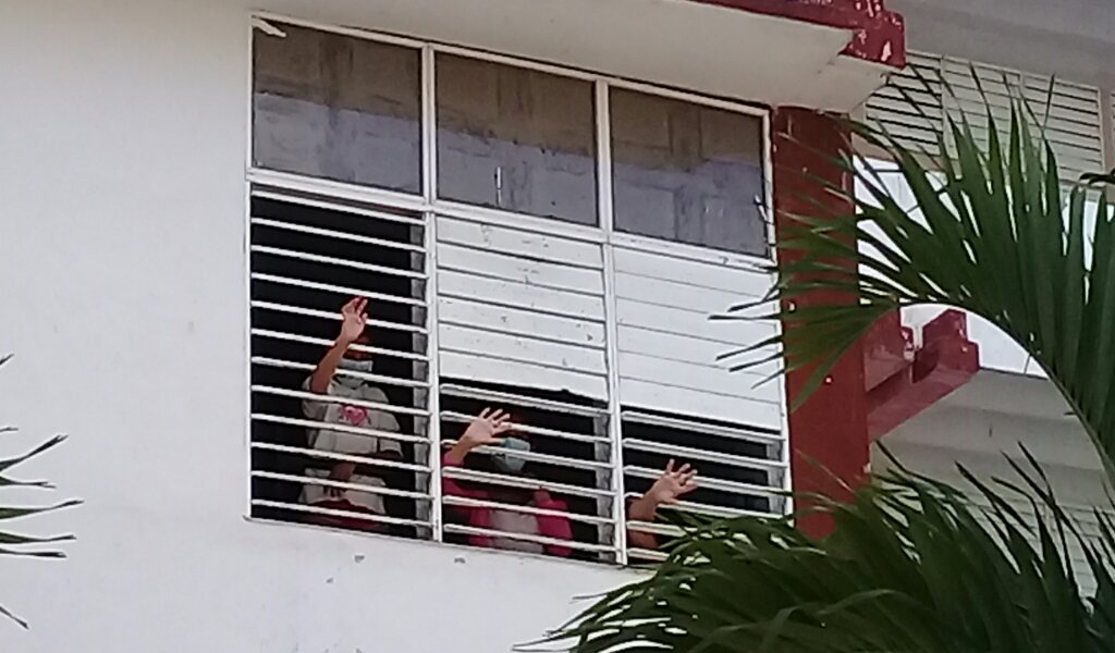 Desde los balcones los pacientes se sumaron a la celebración //Foto Eliexer Pelaez Pacheco