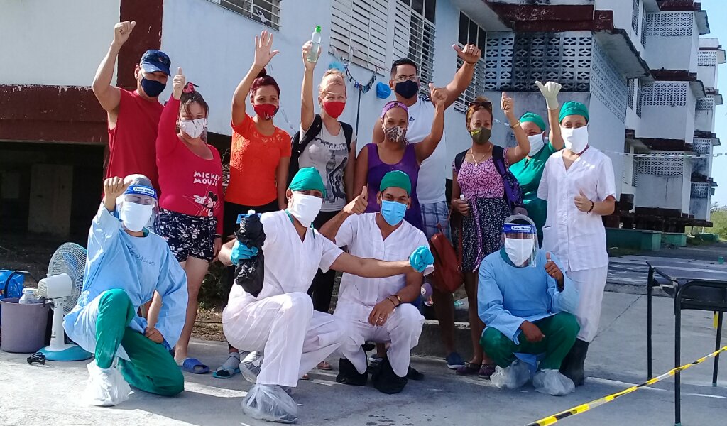 Despedida de un grupo de pacientes con el alta epidemiológica //Foto Eliexer Pelaez Pacheco