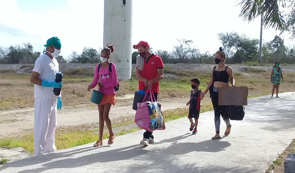 Los voluntarios despiden a los pacientes de alta epidemiológica //Foto Eliexer Pelaez Pacheco