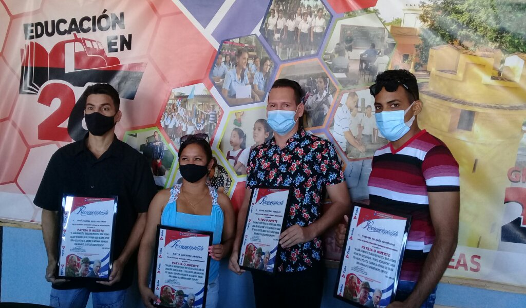 Cuatro jóvenes educadores mamzanilleros fueron los Valientes de estos tiempos //Foto Eliexer Pelaez Pacheco