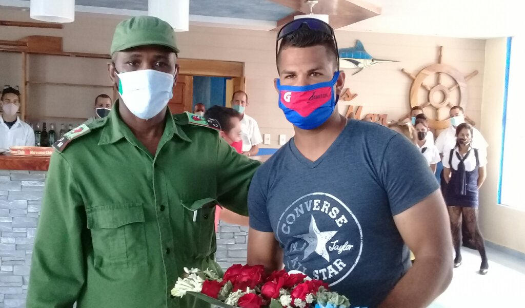 Los Alazanes recibieron el homenaje de las máximas autoridades del partido y el gobierno local //Foto Eliexer Pelaez Pacheco