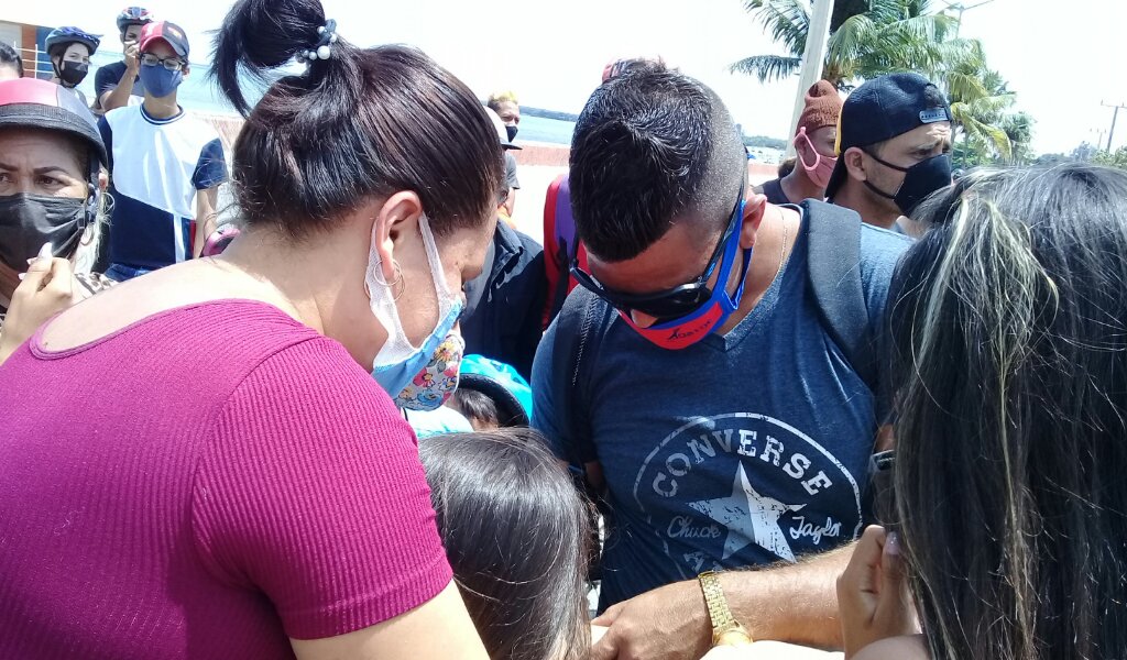 Los Alazanes dedicaron firmas a sus fanáticos //Foto Eliexer Pelaez Pacheco