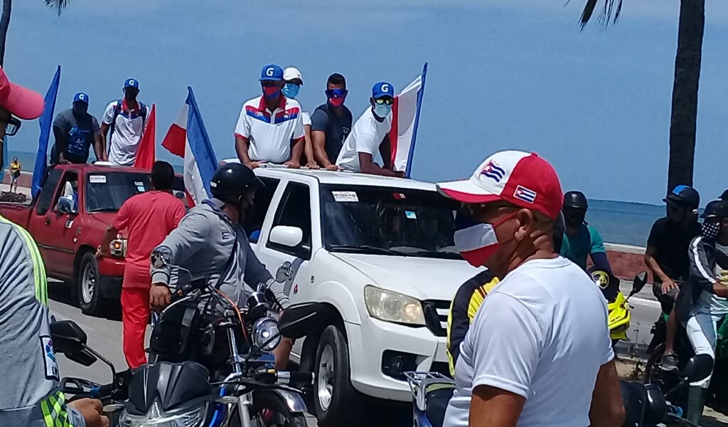Caravana en Manzanillo de los Alazanes Campeones //Foto Eliexer Pelaez Pacheco