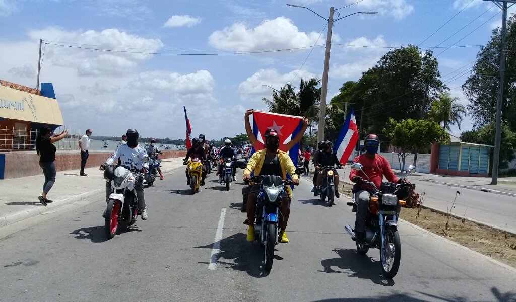 Caravana en Manzanillo de los Alazanes Campeones //Foto Eliexer Pelaez Pacheco