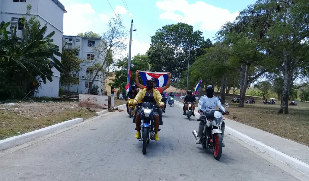 Caravana en Manzanillo de los Alazanes Campeones //Foto Eliexer Pelaez Pacheco