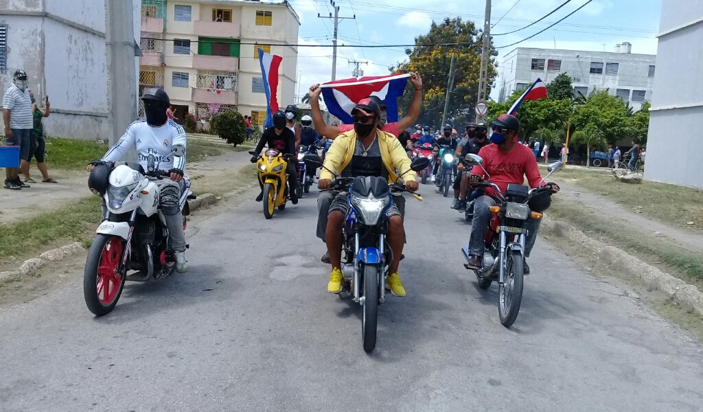 Caravana en Manzanillo de los Alazanes Campeones //Foto Eliexer Pelaez Pacheco