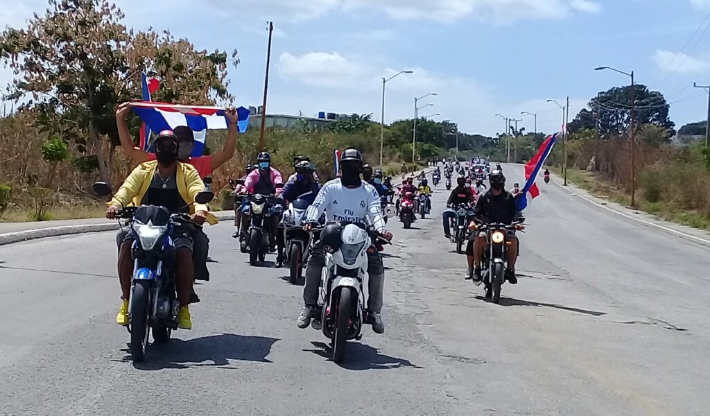 Caravana en Manzanillo de los Alazanes Campeones //Foto Eliexer Pelaez Pacheco