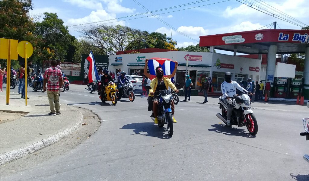 Caravana en Manzanillo de los Alazanes Campeones //Foto Eliexer Pelaez Pacheco