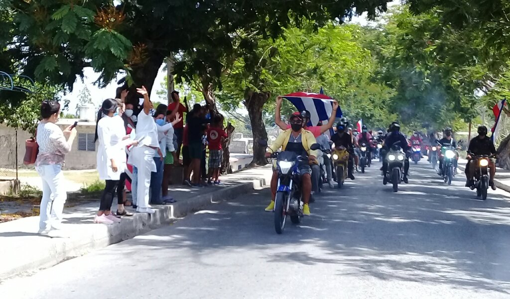 Caravana en Manzanillo de los Alazanes Campeones //Foto Eliexer Pelaez Pacheco