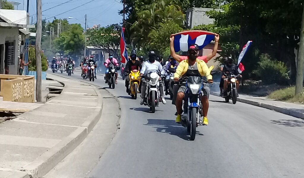 Caravana en Manzanillo de los Alazanes Campeones //Foto Eliexer Pelaez Pacheco