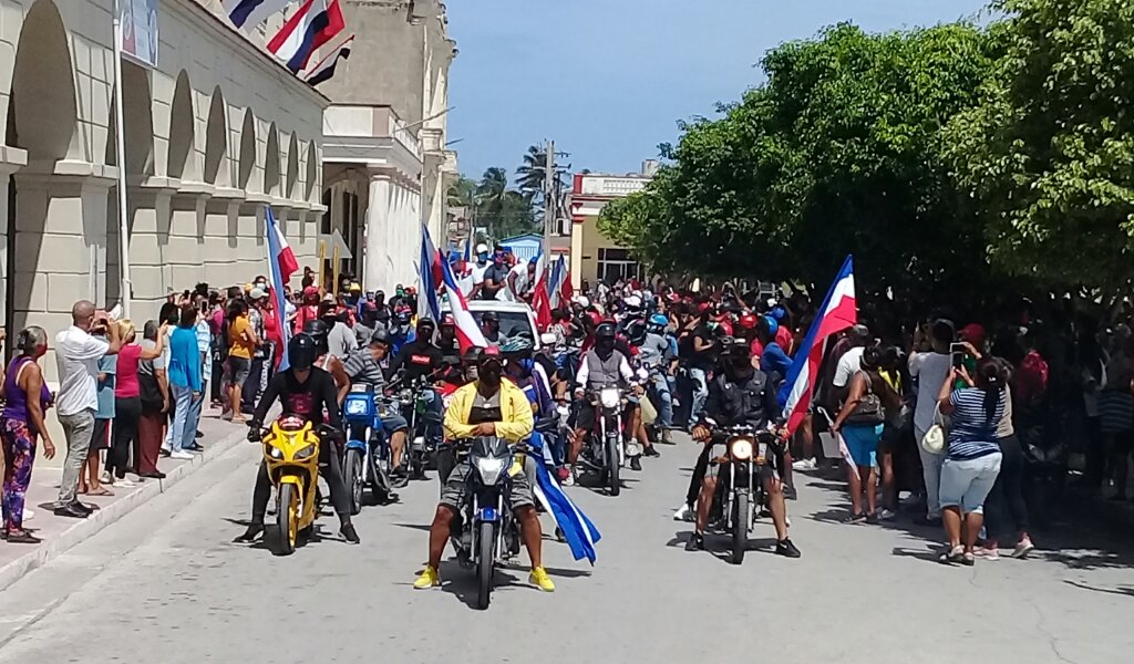 Recibimiento frente al parque Céspedes de Manzanillo //Foto Eliexer Pelaez Pacheco