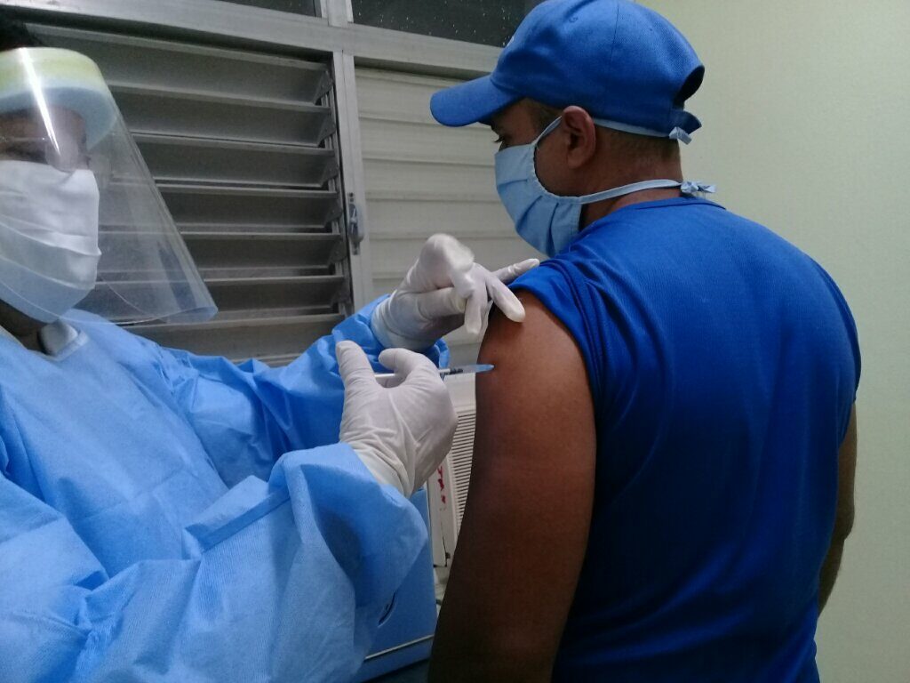 Los trabajadores de la Empresa Comercializadora y Distribuidora de Medicamentos (ENCOMED) fueron primeros en ser vacunados con la primera dosis de Abdala en el sitio clínico del policlínico dos Ángel Ortiz Vázquez// Foto Denia Fleitas Rosales